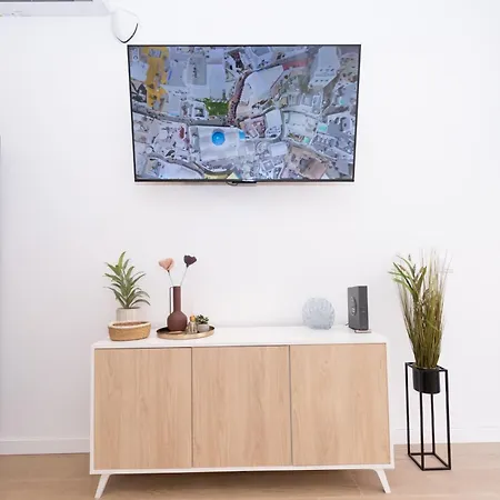 Apartment New! Luxury & Close To Metro! Between & Center *