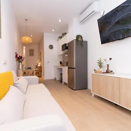 Apartment New! Luxury & Close To Metro! Between & Center *