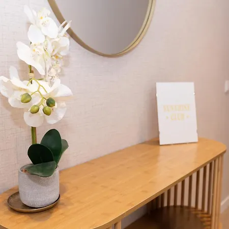 New! Luxury & Close To Metro! Between & Center Apartment *