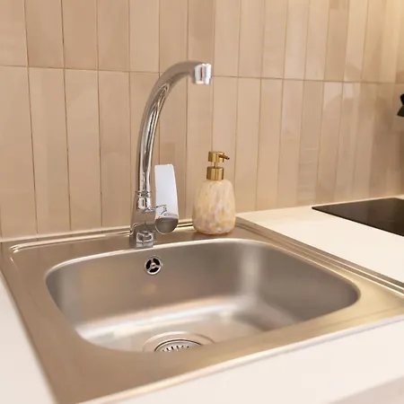 New! Luxury & Close To Metro! Between & Center Apartment