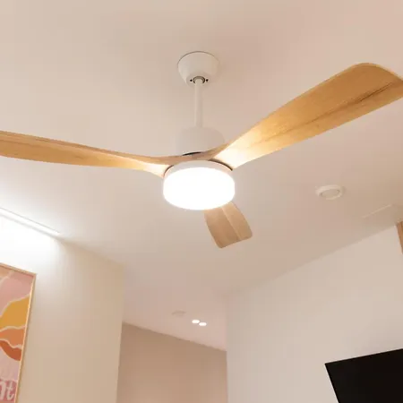 Apartment New! Luxury & Close To Metro! Between & Center