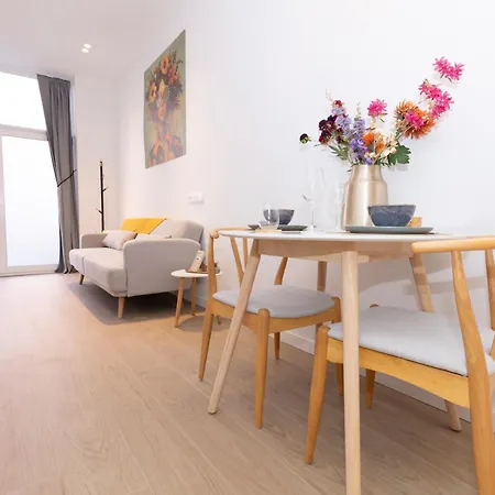 New! Luxury & Close To Metro! Between & Center Apartment