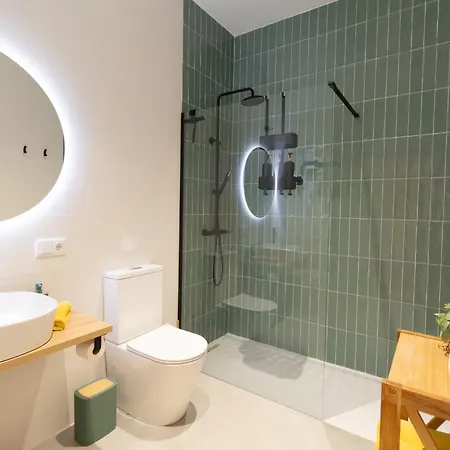 New! Luxury & Close To Metro! Between & Center Apartment